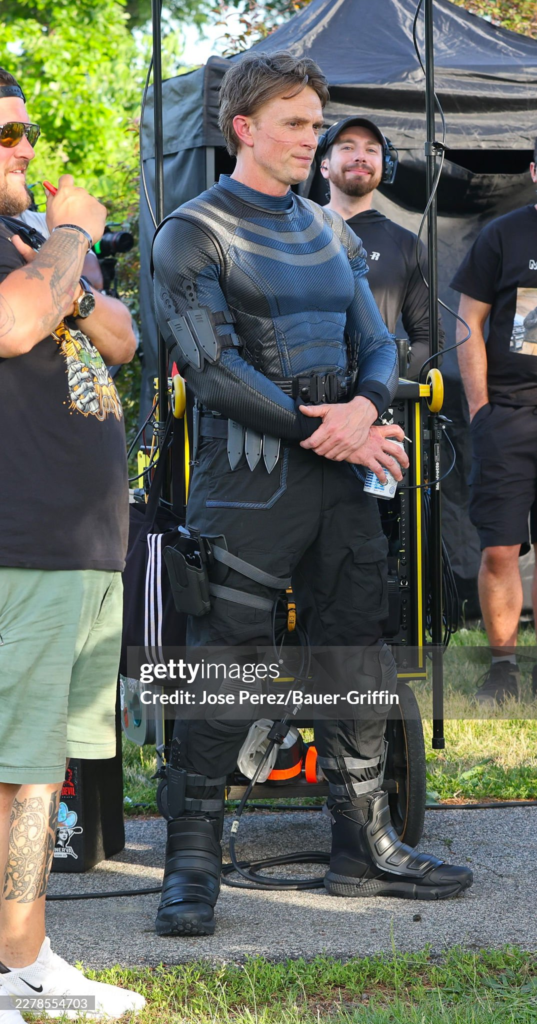 Novo traje do Mercenário é revelado em fotos da 3ª temporada de Demolidor: Renascido